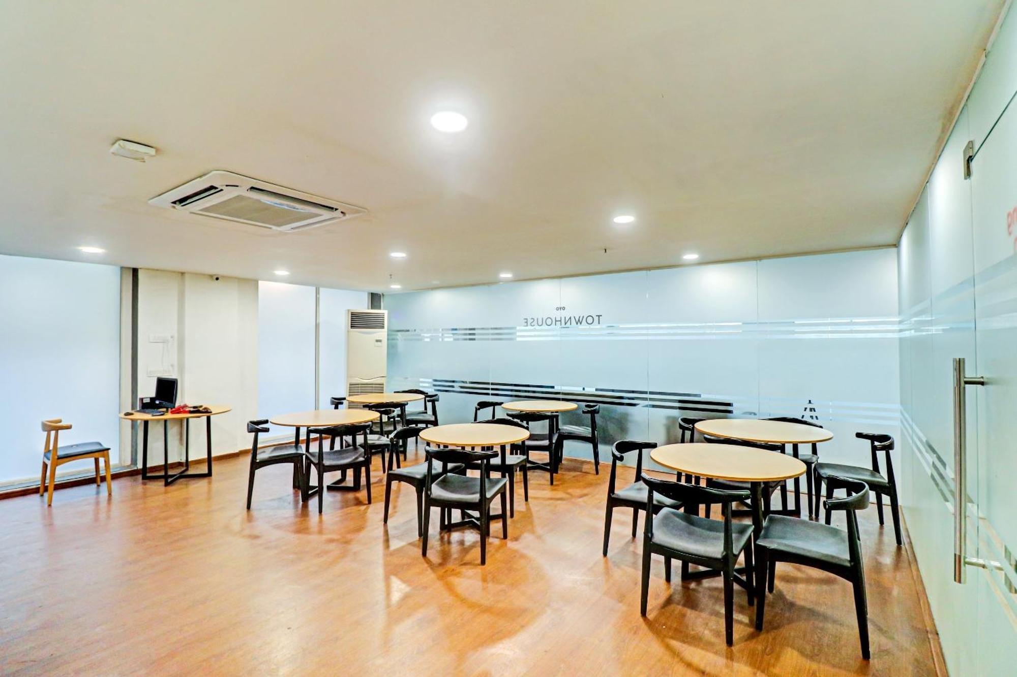 ホテル Townhouse Sector 30 Near Botanic Garden Of Indian Republic ノイダ エクステリア 写真