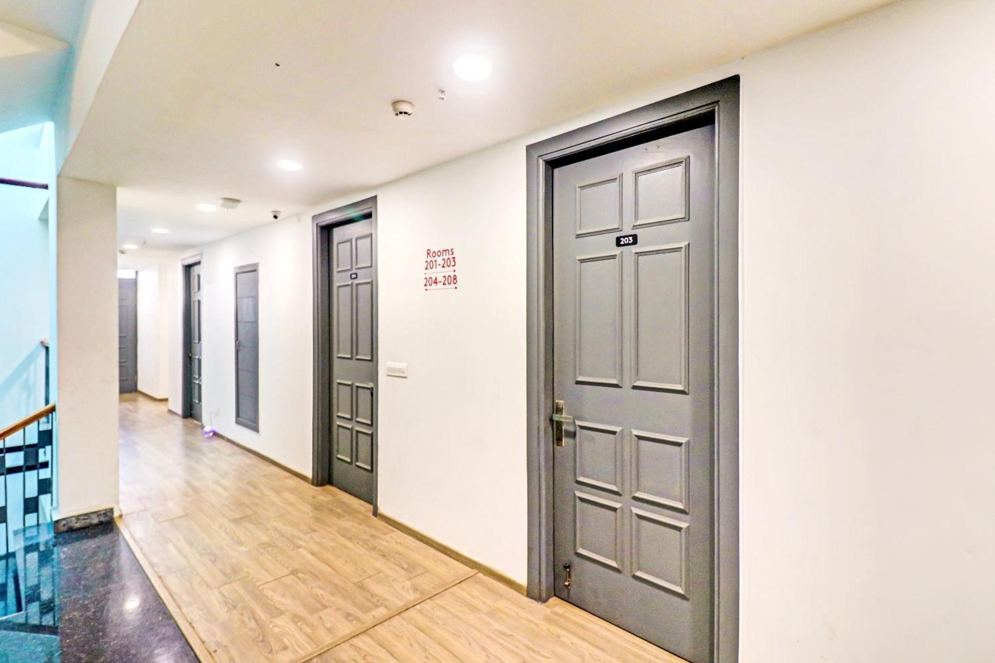 ホテル Townhouse Sector 30 Near Botanic Garden Of Indian Republic ノイダ エクステリア 写真